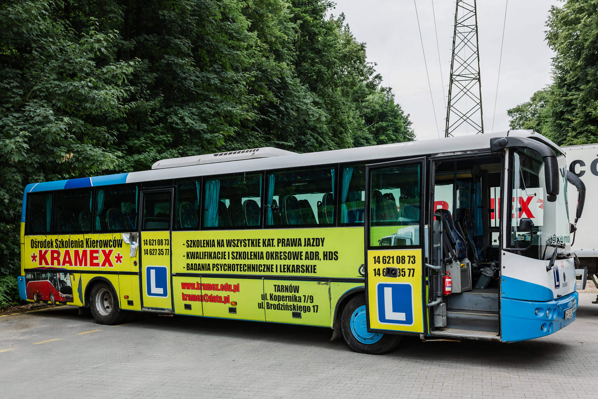 Kolorowy autobus do nauki jazdy Kramex