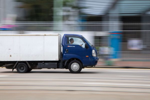 biało niebieska pędząca ciężarówka