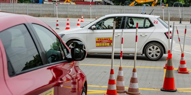 plac manewrowy z dwoma samochodami i pachołkami